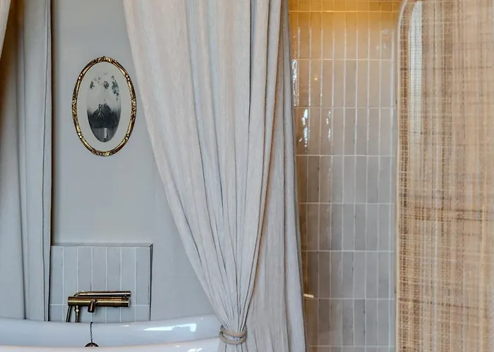 Couette-café Chateau Pascalette 4*